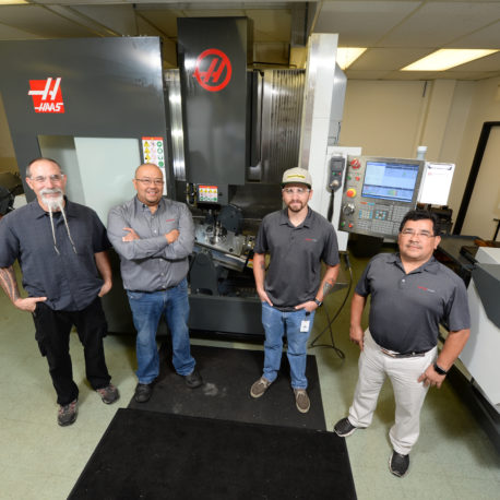 Achates 机加工车间团队使用 Mastercam