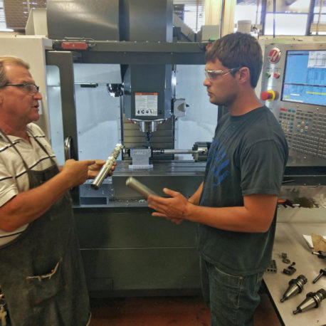 老师帮助学生制作铝零件