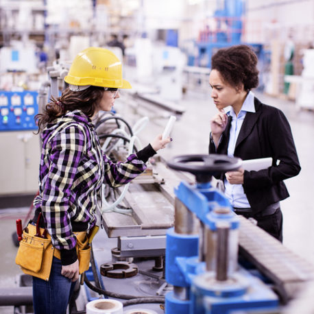 工厂里的女孩和她的女老板一起工作